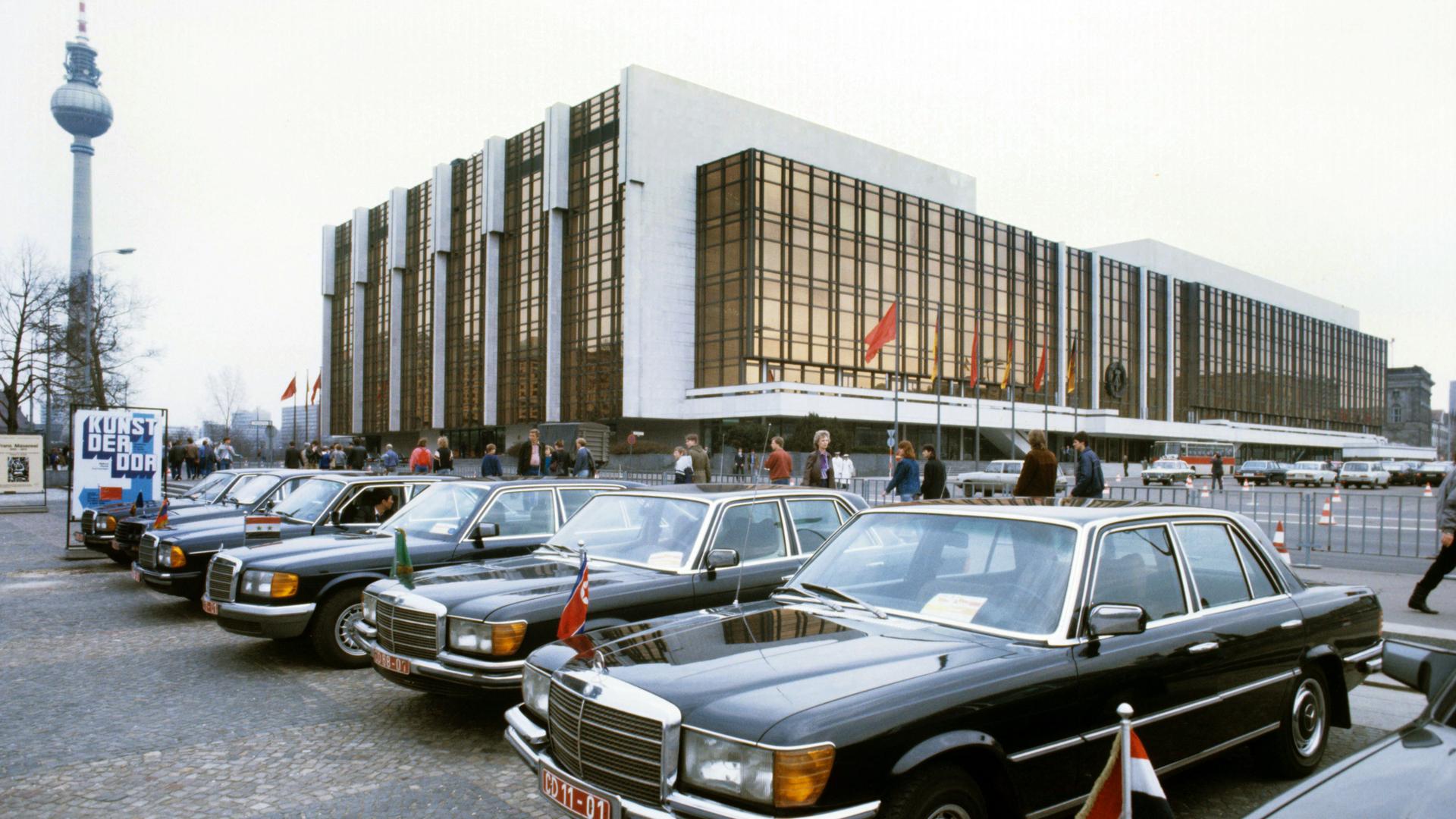 Vor dem Palast der Republik in Berlin parken im April 1986 zahlreiche Diplomatenfahrzeuge vom Typ Mercedes-Benz.