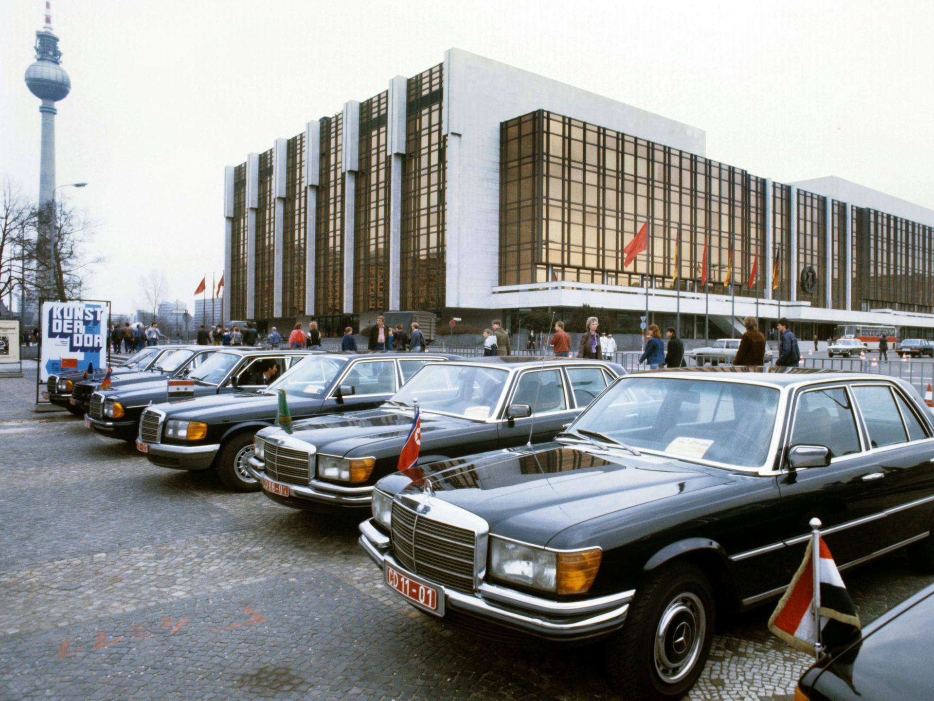 Vor dem Palast der Republik in Berlin parken im April 1986 zahlreiche Diplomatenfahrzeuge vom Typ Mercedes-Benz.