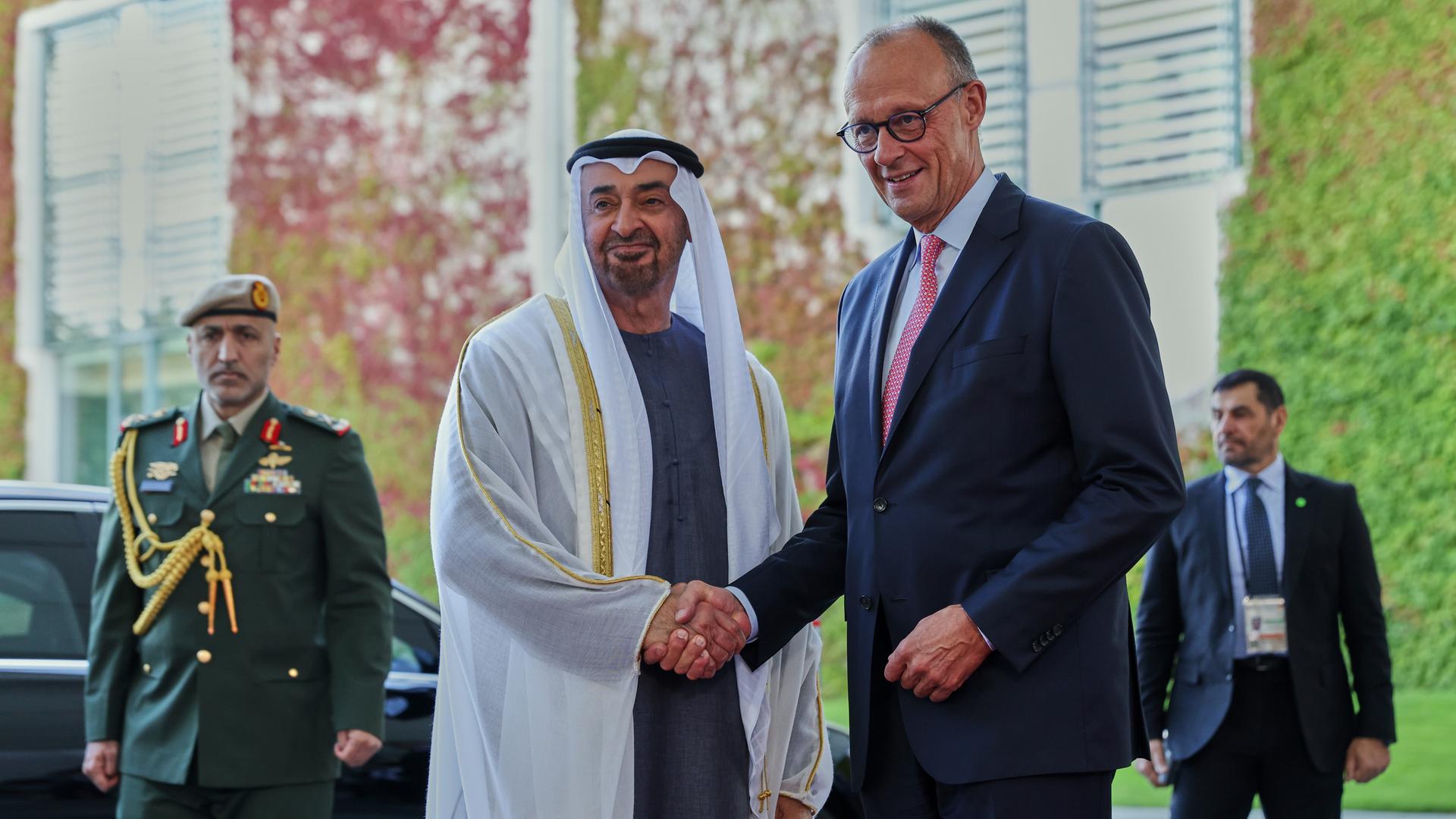Staatspräsident der Vereinigten Arabischen Emirate, al-Nahjan, bei Bundeskanzler Merz. Händeschütteln vor dem Kanzleramt
