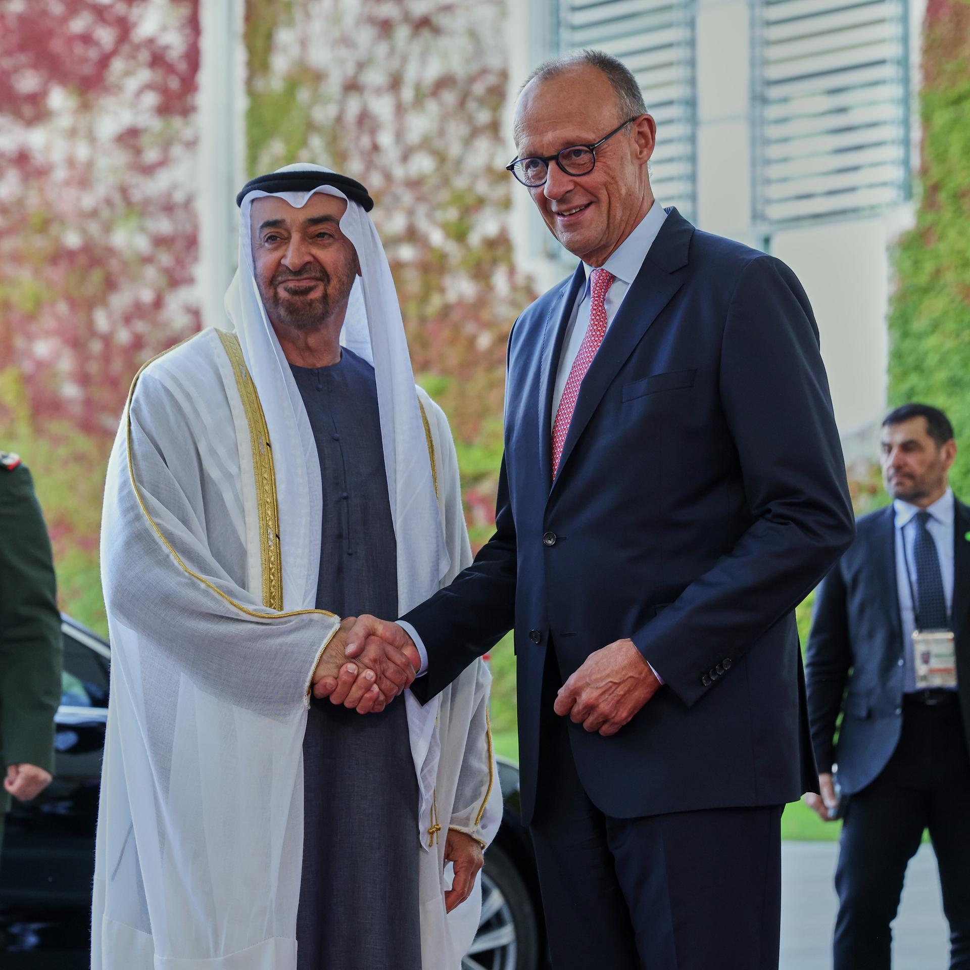 Staatspräsident der Vereinigten Arabischen Emirate, al-Nahjan, bei Bundeskanzler Merz. Händeschütteln vor dem Kanzleramt