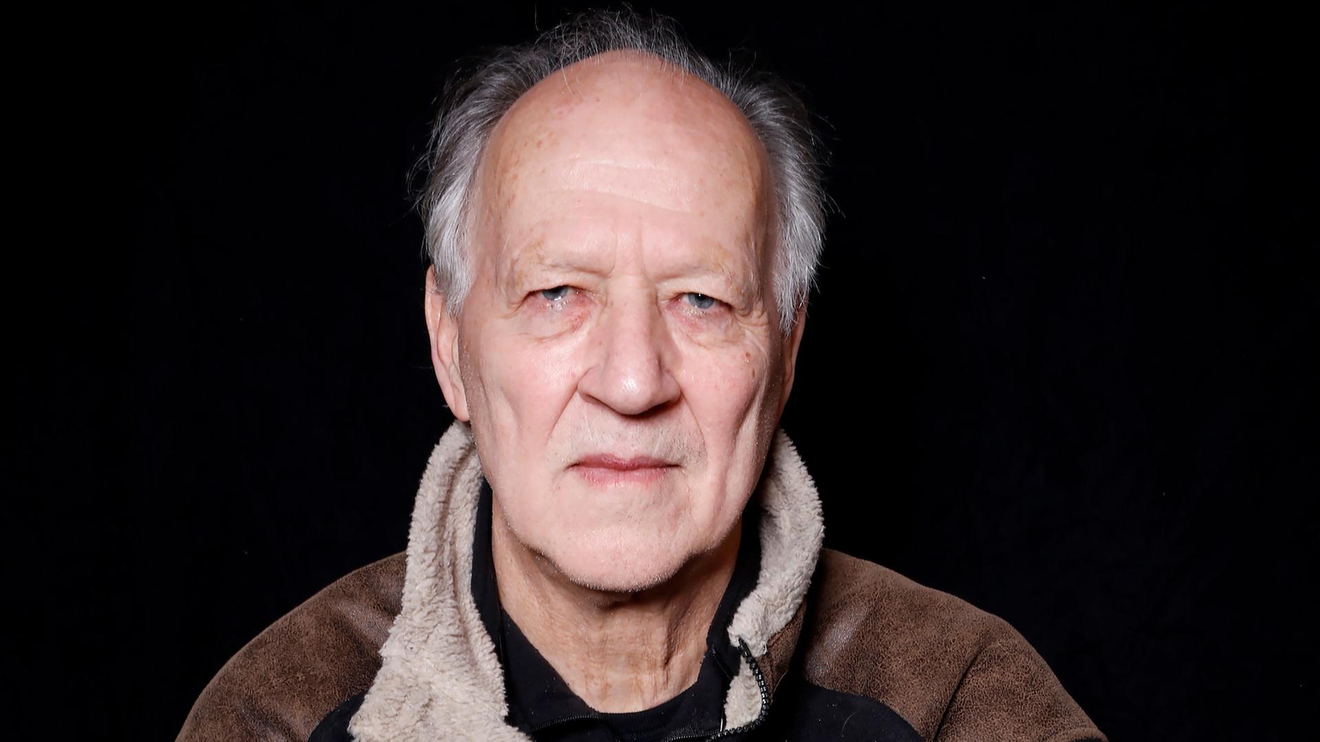 Werner Herzog posiert in entschlossener Körperhaltung Werner Herzog posiert in entschlossener Körperhaltung
