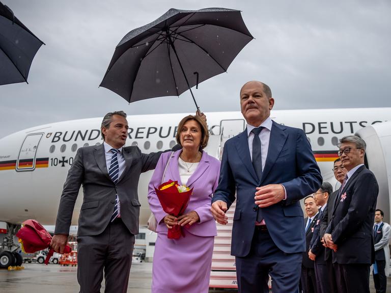Bundeskanzler Olaf Scholz und seine Frau Britta Ernst verlassen das deutsche Flugzeug über die Gangway am Flughafen von Hiroshima.