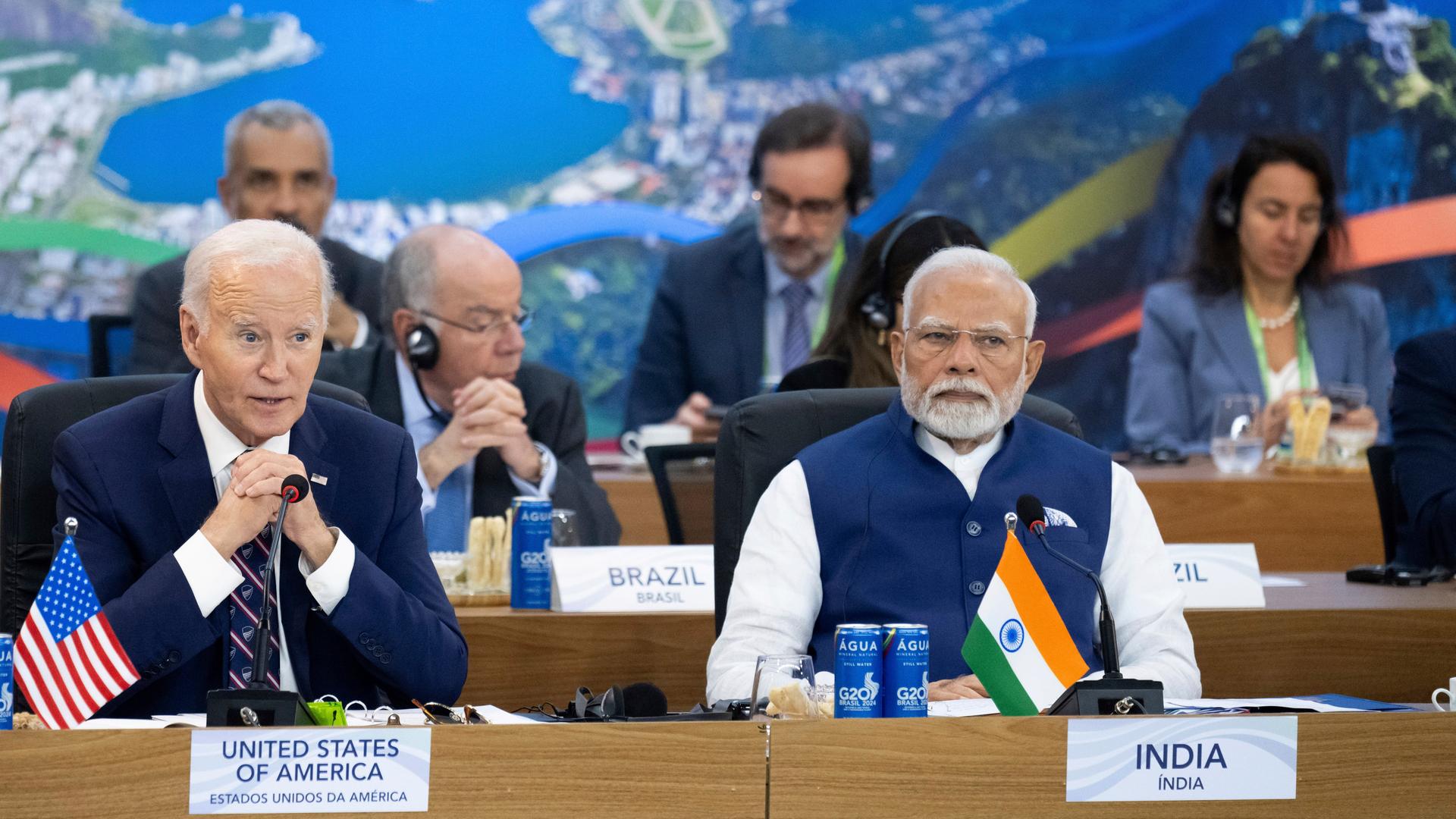 US-Präsident Joe Biden (l) spricht während des zweiten Tages des G20-Gipfels neben dem indischen Premierminister Narendra Modi. 