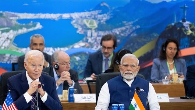 US-Präsident Joe Biden (l) spricht während des zweiten Tages des G20-Gipfels neben dem indischen Premierminister Narendra Modi. 