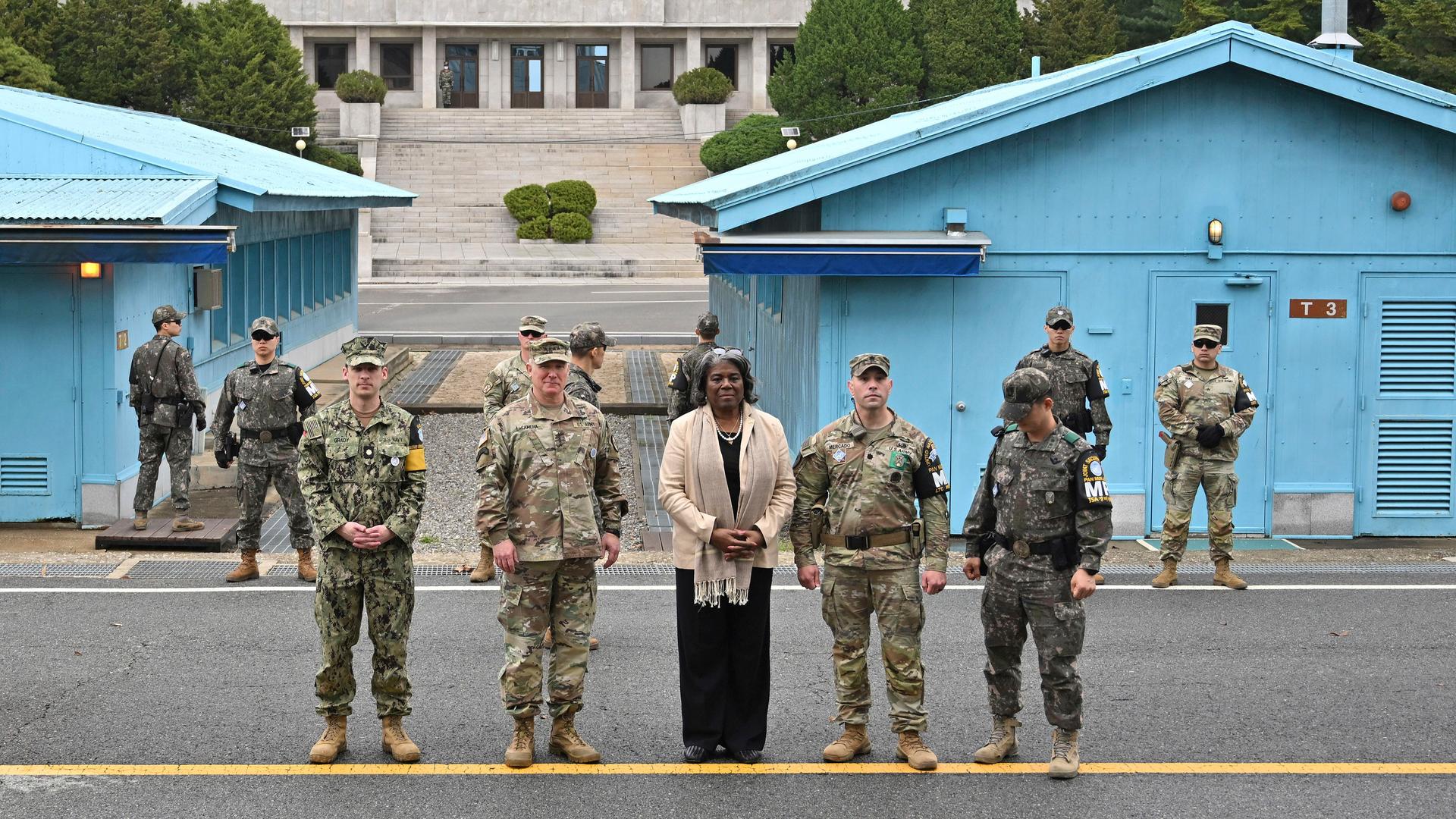 UNO-Botschafterin Linda Thomas-Greenfield, Mitte, steht mit mehreren Soldaten in der entmilitarisierten Zone zwischen Nord- und Südkorea.