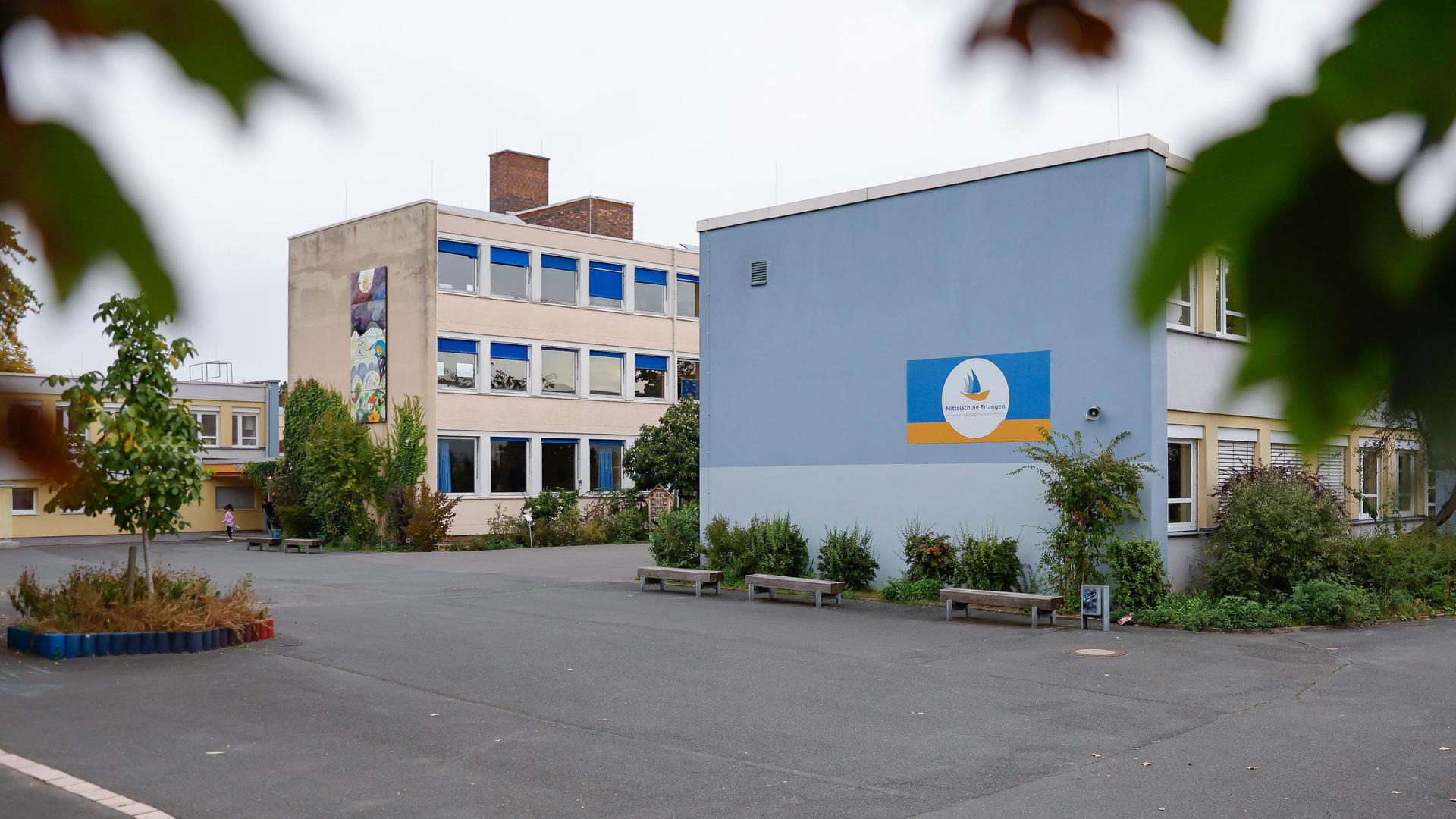 Ein Schulgebäude mit Schulhof.