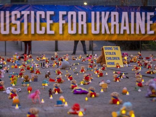 Die Abbildung zeigt eine symbolische Aktion unter der Leitung von Avaaz-Mitgliedern und ukrainischen Flüchtlingen mit der Hinterlegung Tausender Teddybären und Spielzeugen als Symbol für die Tausenden Kinder, die im Krieg in der Ukraine entführt wurden. Die Abbildung zeigt eine symbolische Aktion unter der Leitung von Avaaz-Mitgliedern und ukrainischen Flüchtlingen mit der Hinterlegung Tausender Teddybären und Spielzeugen als Symbol für die Tausenden Kinder, die im Krieg in der Ukraine entführt wurden.