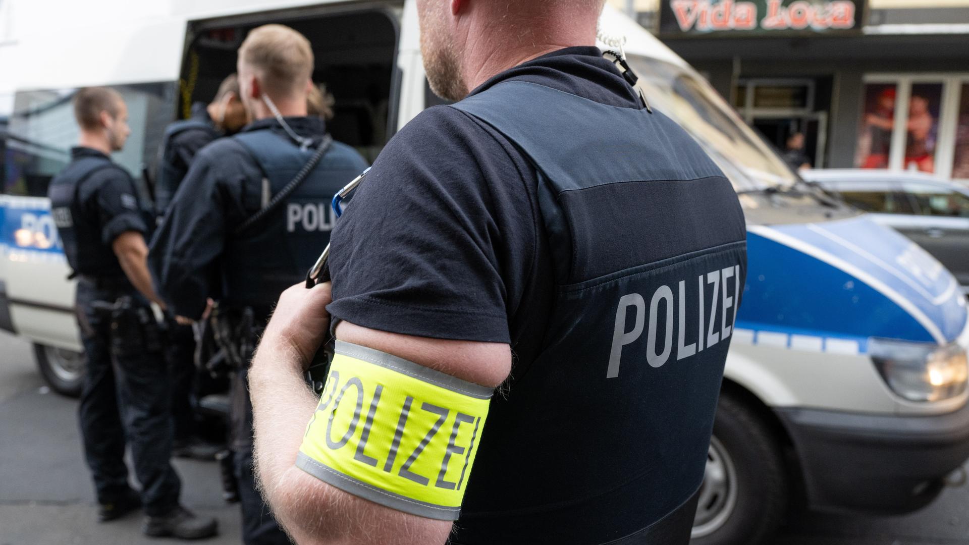 Polizisten stehen während einer Kontrollaktion vor einer Bar im Bahnhofsviertel von Frankfurt am Main. 