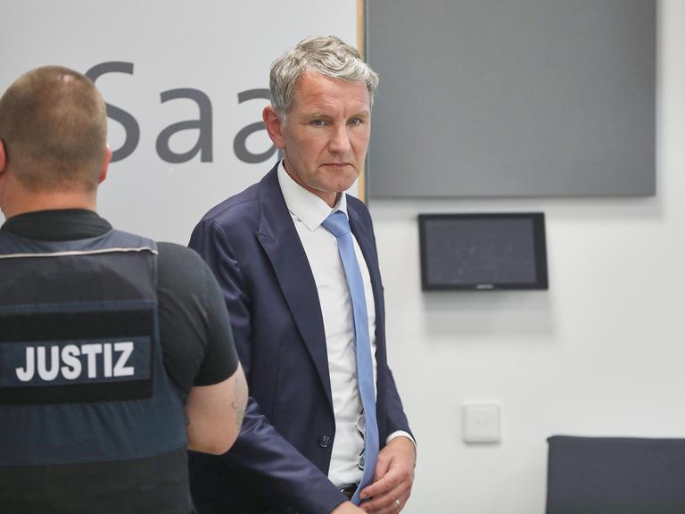 Thüringens AfD-Landeschef Björn Höcke in einer Verhandlungspause vor dem Landgericht