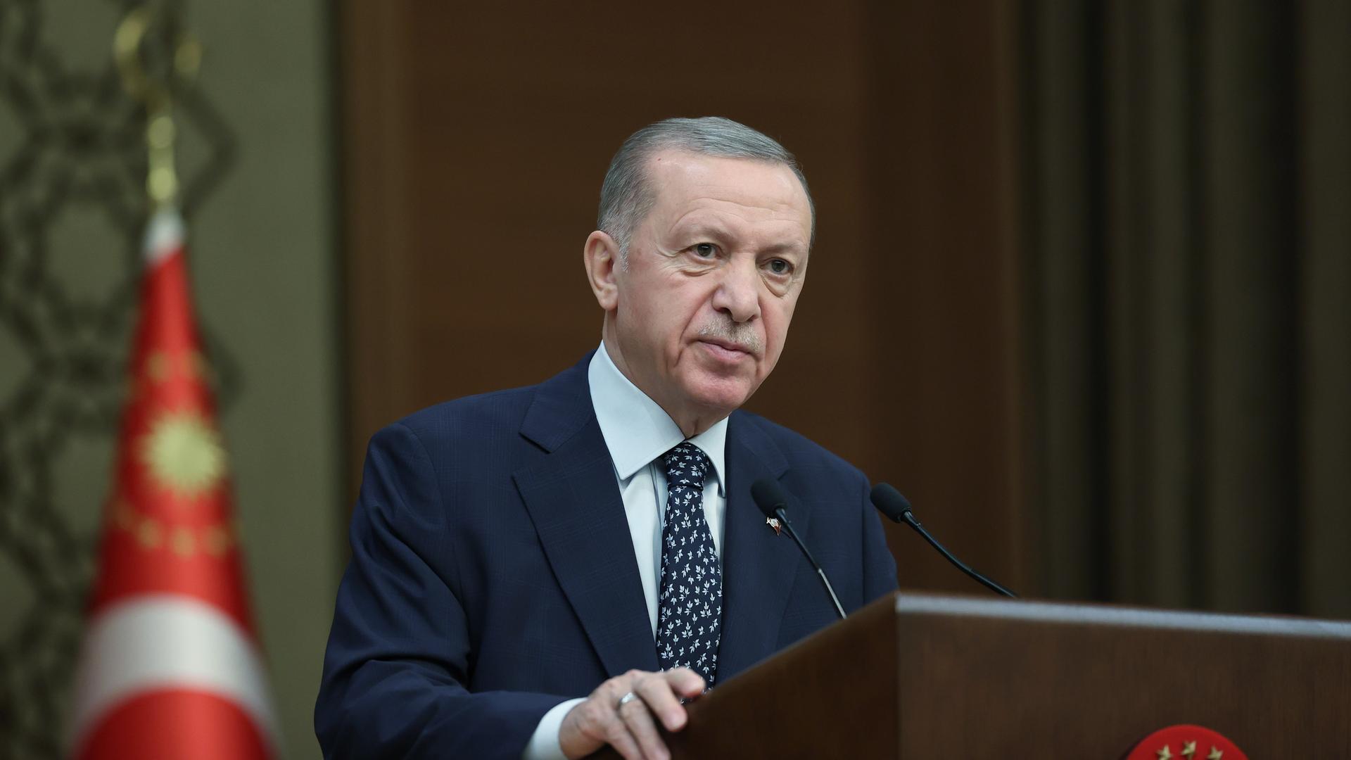 Der türkische Präsident Erdogan spricht an einem Rednerpult.