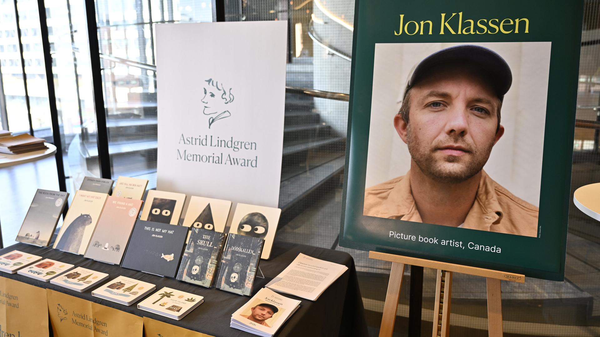 Auf einem Tisch liegen Bücher von Jon Klassen und ein Schild mit der Aufschrift Astrid Lindgren Memorial Award 2026 