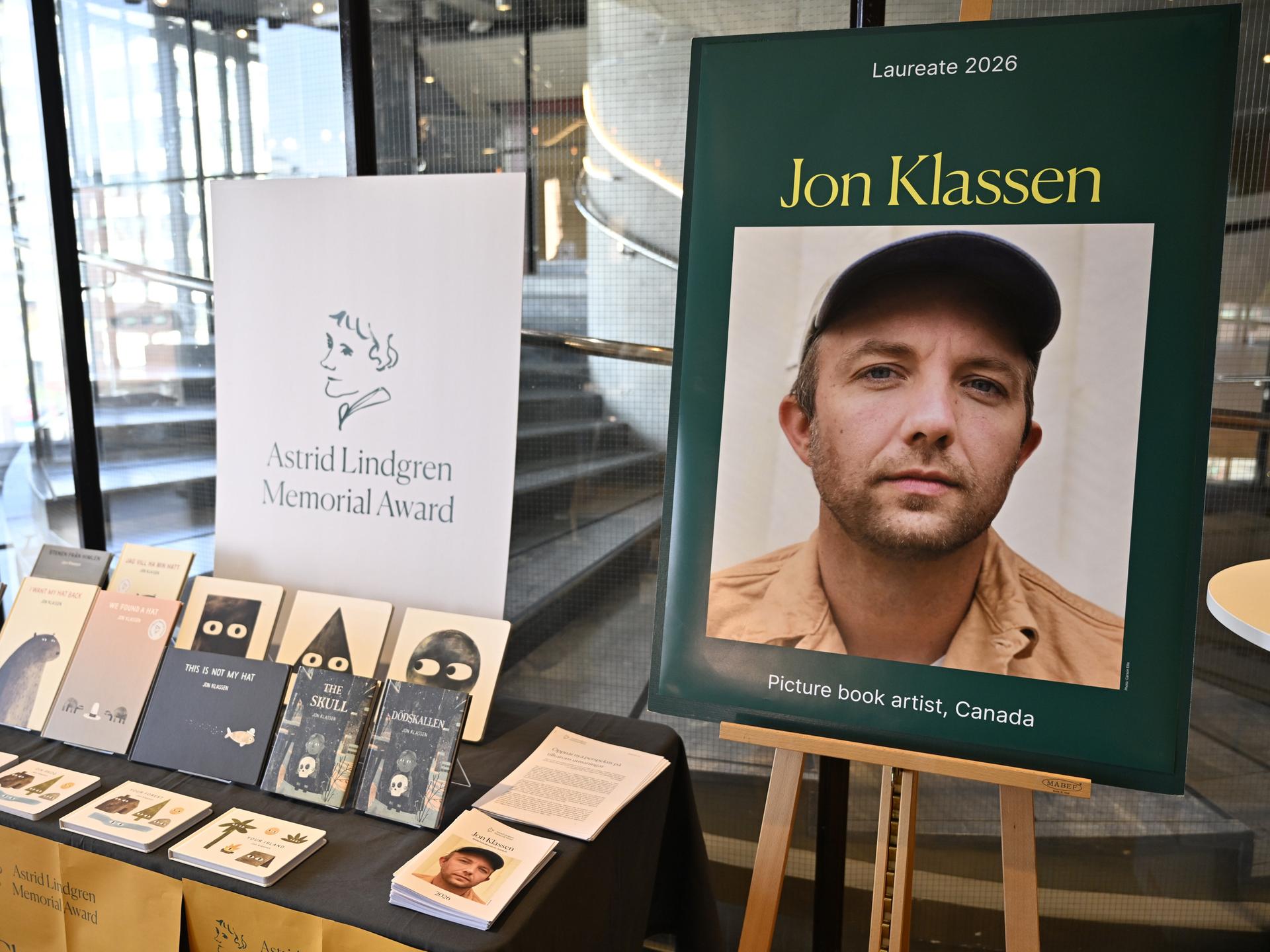 Auf einem Tisch liegen Bücher von Jon Klassen und ein Schild mit der Aufschrift Astrid Lindgren Memorial Award 2026 