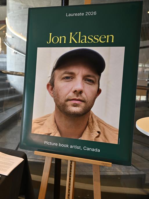 Auf einem Tisch liegen Bücher von Jon Klassen und ein Schild mit der Aufschrift Astrid Lindgren Memorial Award 2026 