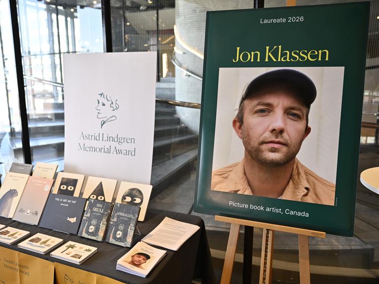 Auf einem Tisch liegen Bücher von Jon Klassen und ein Schild mit der Aufschrift Astrid Lindgren Memorial Award 2026 