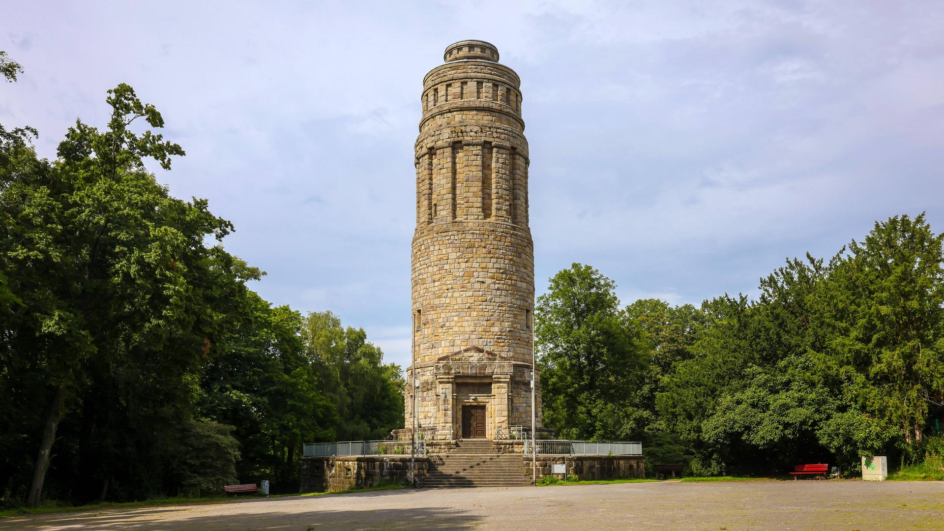 Der Bismarckturm im Stadtpark von Bochum umgeben von Bäumen