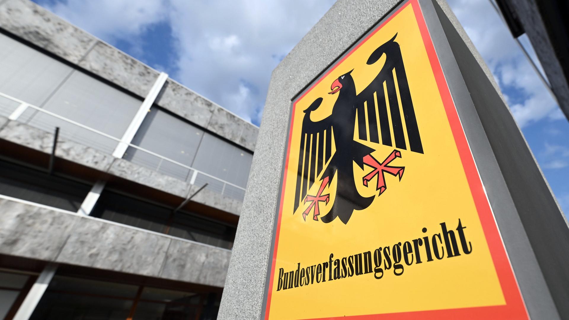 Ein Schild mit Bundesadler und dem Schriftzug Bundesverfassungsgericht, aufgenommen vor dem Gericht in Karlsruhe. Ein Schild mit Bundesadler und dem Schriftzug Bundesverfassungsgericht, aufgenommen vor dem Gericht in Karlsruhe.