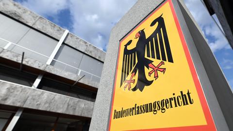 Ein Schild mit Bundesadler und dem Schriftzug Bundesverfassungsgericht, aufgenommen vor dem Gericht in Karlsruhe.