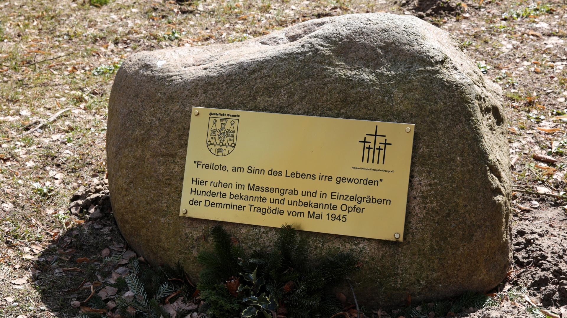 Eine Tafel an einem Gedenkstein auf dem Friedhof in Demmin (Mecklenburg-Vorpommern) erinnert an den Massenselbstmord 1945. "Hier ruhen im Massengrab Hunderte bekannte und unbekannte Opfer der Demminer Tragödie vom Mai 1945" steht auf der Tafel.