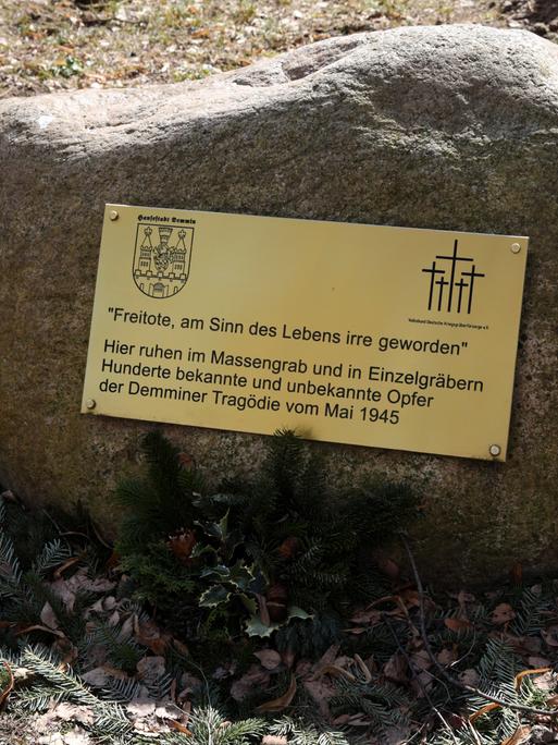 Eine Tafel an einem Gedenkstein auf dem Friedhof in Demmin (Mecklenburg-Vorpommern) erinnert an den Massenselbstmord 1945. "Hier ruhen im Massengrab Hunderte bekannte und unbekannte Opfer der Demminer Tragödie vom Mai 1945" steht auf der Tafel.
