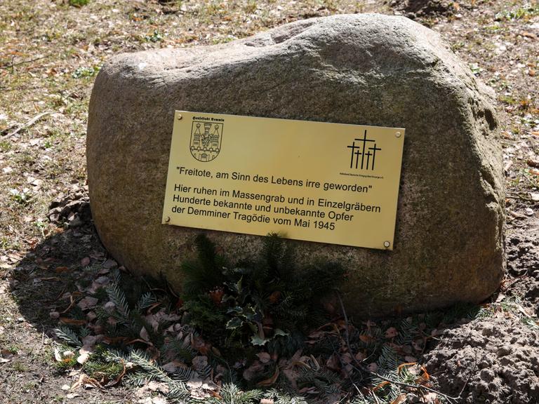 Eine Tafel an einem Gedenkstein auf dem Friedhof in Demmin (Mecklenburg-Vorpommern) erinnert an den Massenselbstmord 1945. "Hier ruhen im Massengrab Hunderte bekannte und unbekannte Opfer der Demminer Tragödie vom Mai 1945" steht auf der Tafel.