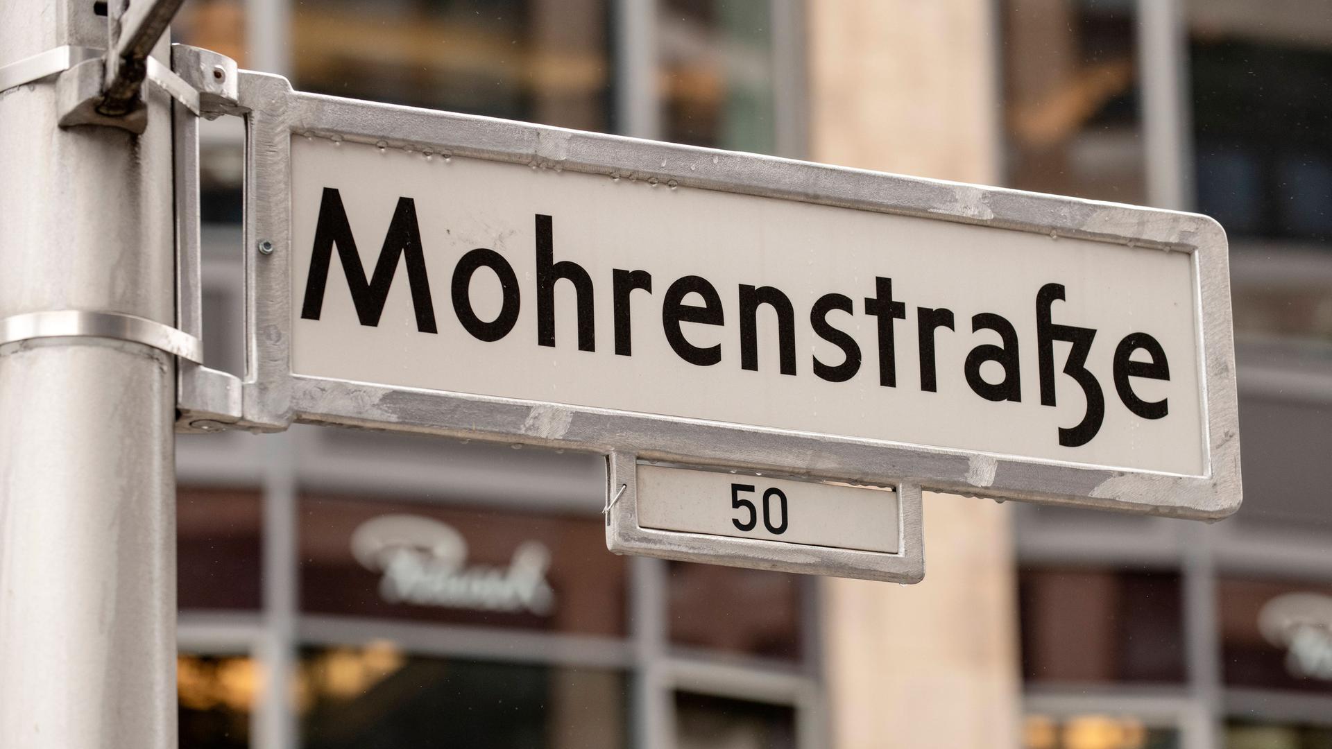 Auf einem Straßenschild in Berlin-Mitte steht "Mohrenstraße".