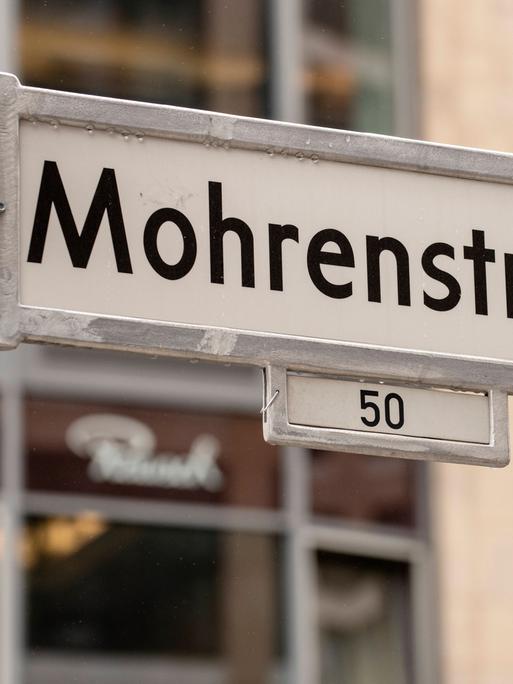 Auf einem Straßenschild in Berlin-Mitte steht "Mohrenstraße".
