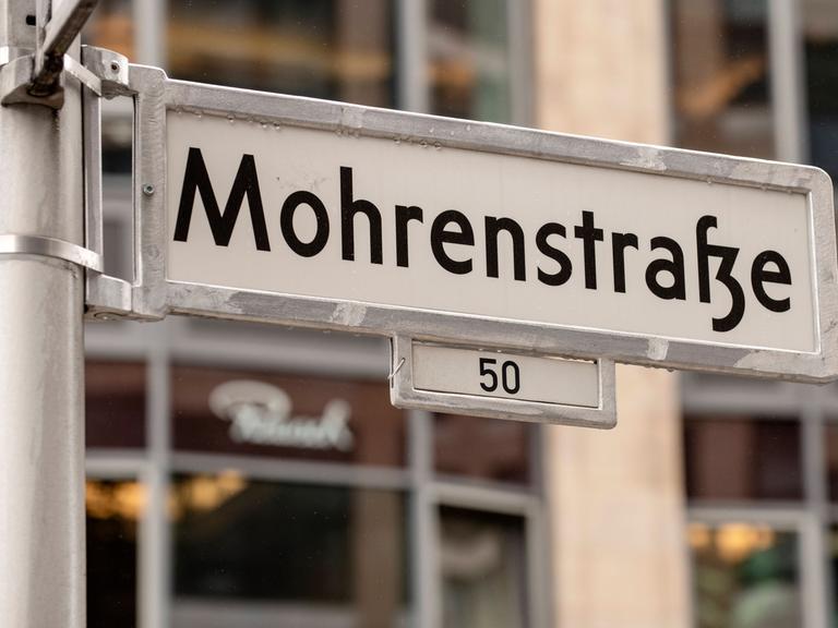 Auf einem Straßenschild in Berlin-Mitte steht "Mohrenstraße".