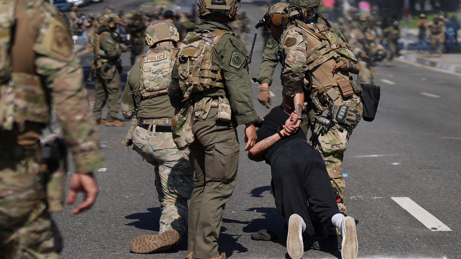 Los Angeles: Die Polizei nimmt einen Mann fest während einer Demonstration in Paramount, einem Stadtteil von Los Angeles. Los Angeles: Die Polizei nimmt einen Mann fest während einer Demonstration in Paramount, einem Stadtteil von Los Angeles.