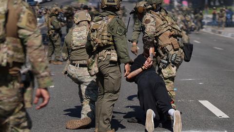 Los Angeles: Die Polizei nimmt einen Mann fest während einer Demonstration in Paramount, einem Stadtteil von Los Angeles.