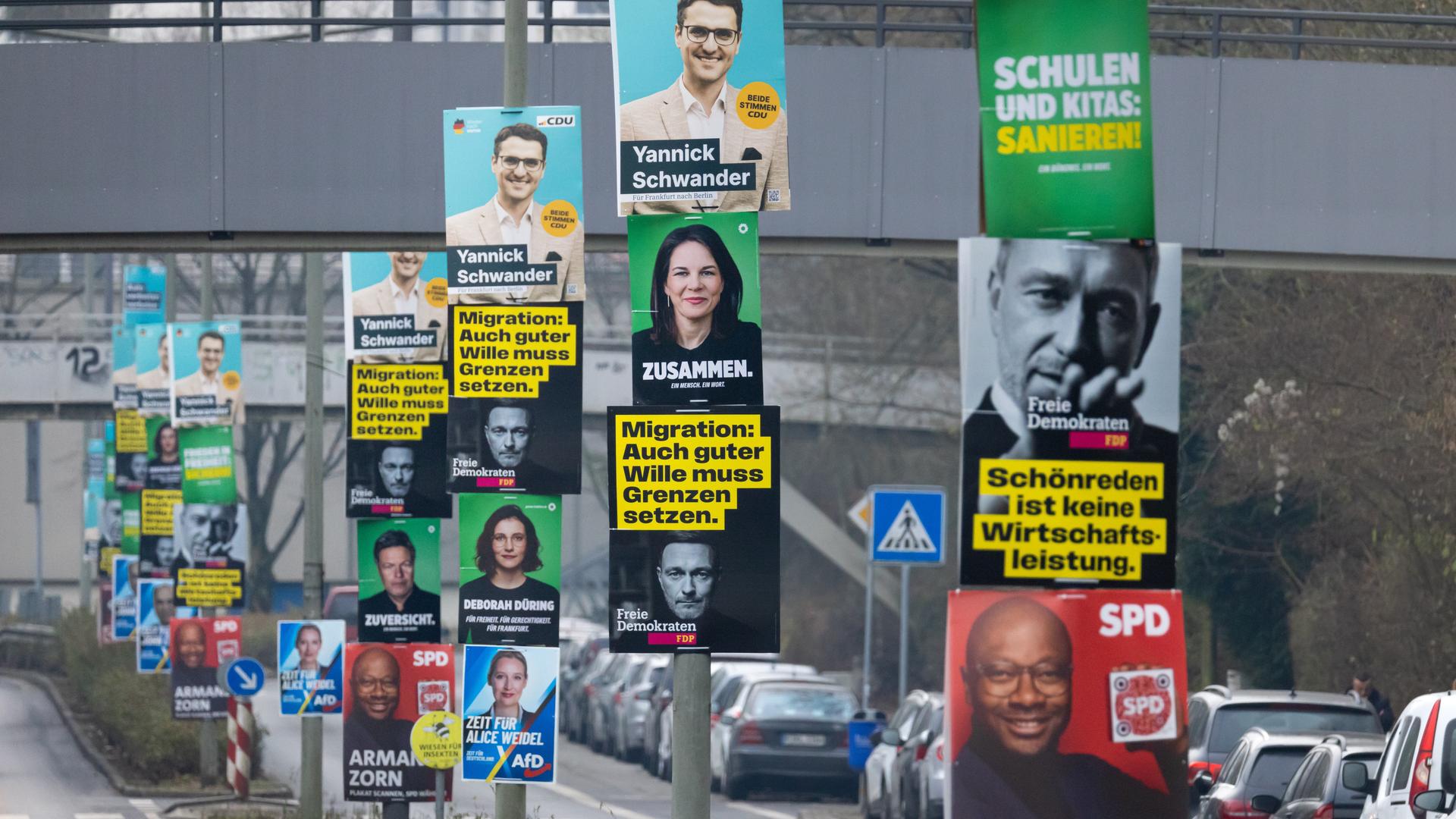 Wahlplakate der Parteien CDU, AfD, Bündnis 90/Die Grünen, SPD und FDP hängen im Frankfurter Nordwesten an mehreren Laternenmasten.