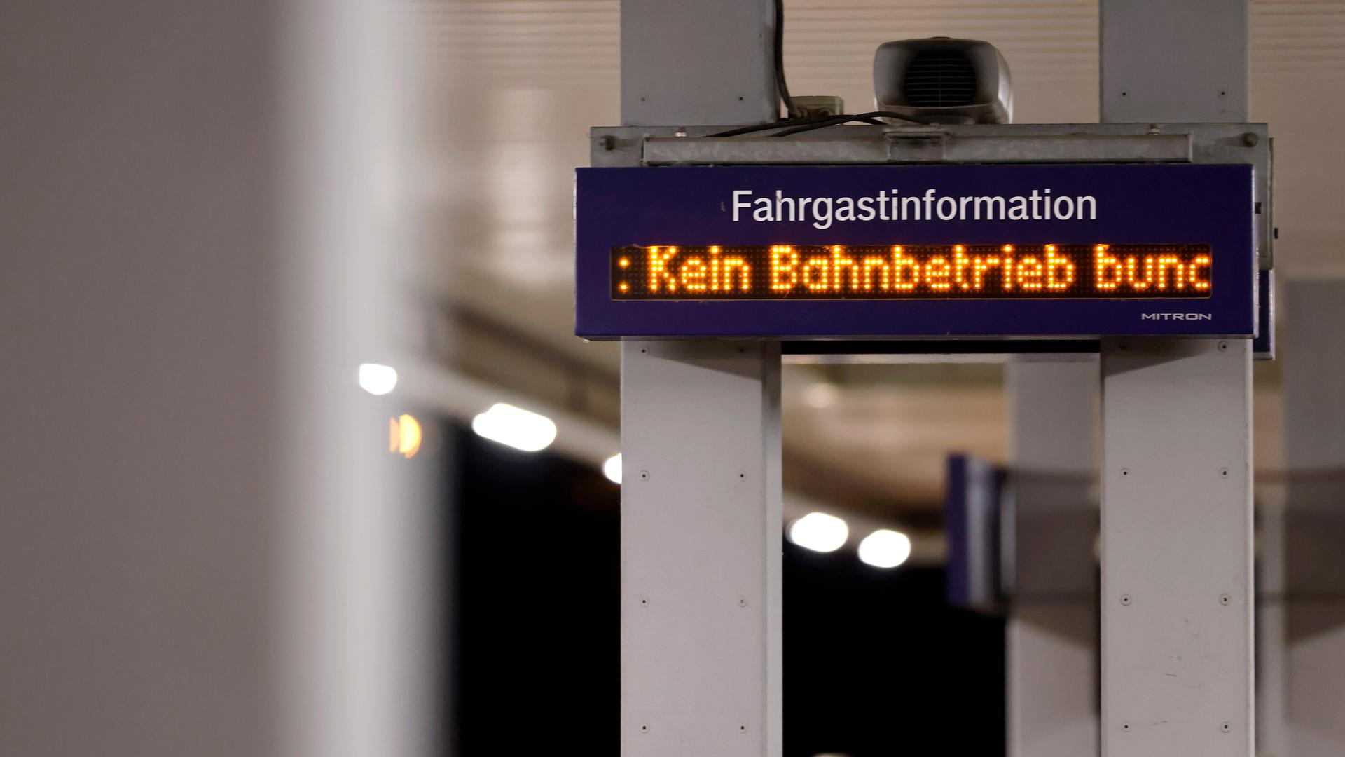 Eine Anzeigetafel auf einem Bahnsteig weist auf Zugausfälle hin. Wegen massiver Probleme mit dem digitalen Funk hat die Deutsche Bahn den Zugverkehr bundesweit eingestellt.