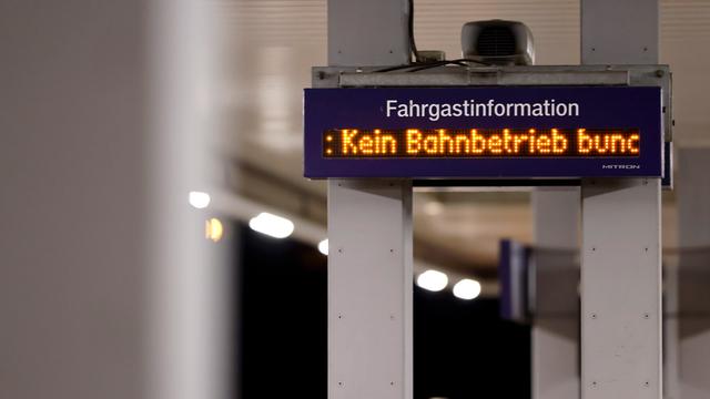 Eine Anzeigetafel auf einem Bahnsteig weist auf Zugausfälle hin. Wegen massiver Probleme mit dem digitalen Funk hat die Deutsche Bahn den Zugverkehr bundesweit eingestellt.