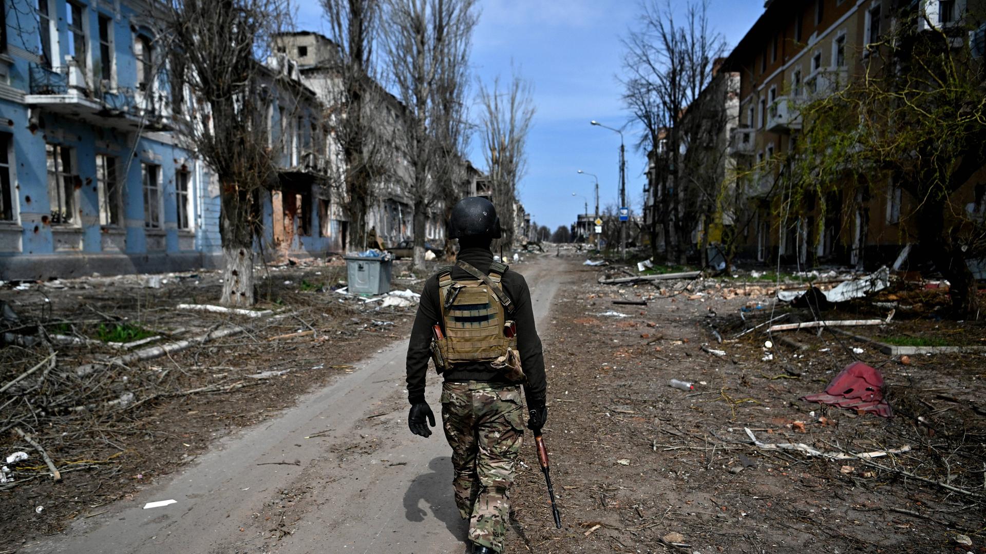 Ein Söldner des russischen privaten Militärunternehmens Wagner in einer Straße im zentralen Teil von Artyomovsk (Bachmut).