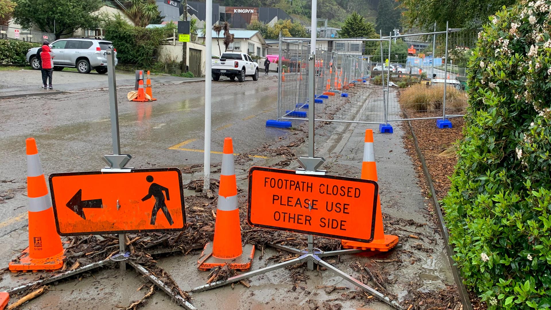 Sperrung eines Fußgängerwegs wegen Starkregens in Queenstown, Neuseeland