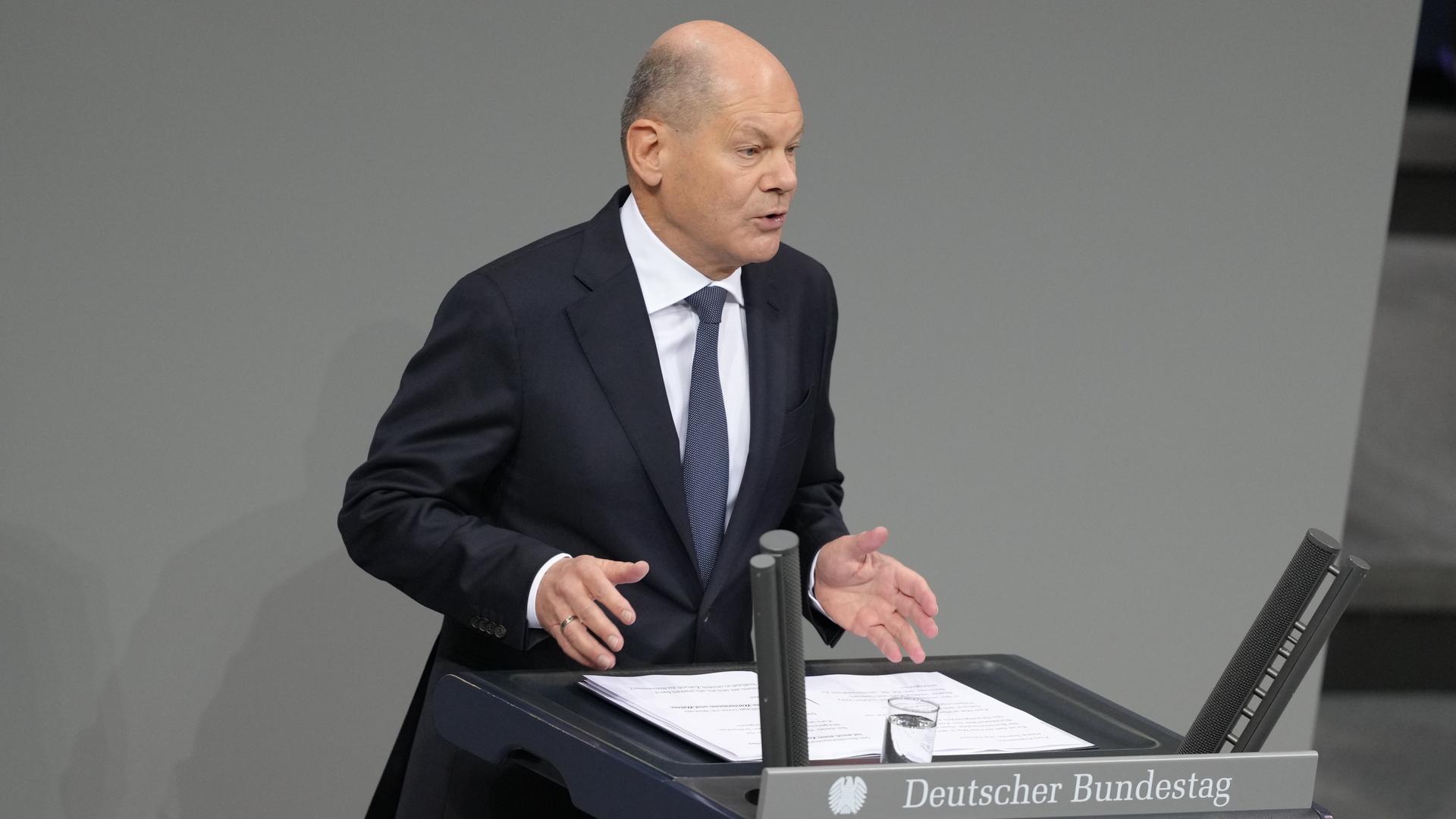 Bundeskanzler Olaf Scholz (SPD) erläutert die Vertrauensfrage Bundestag. 