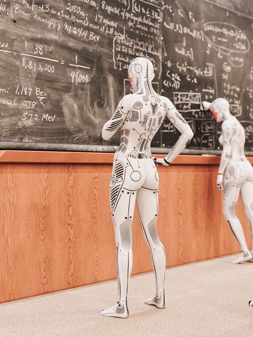 Roboterfrauen lösen Gleichungen auf einer Tafel.