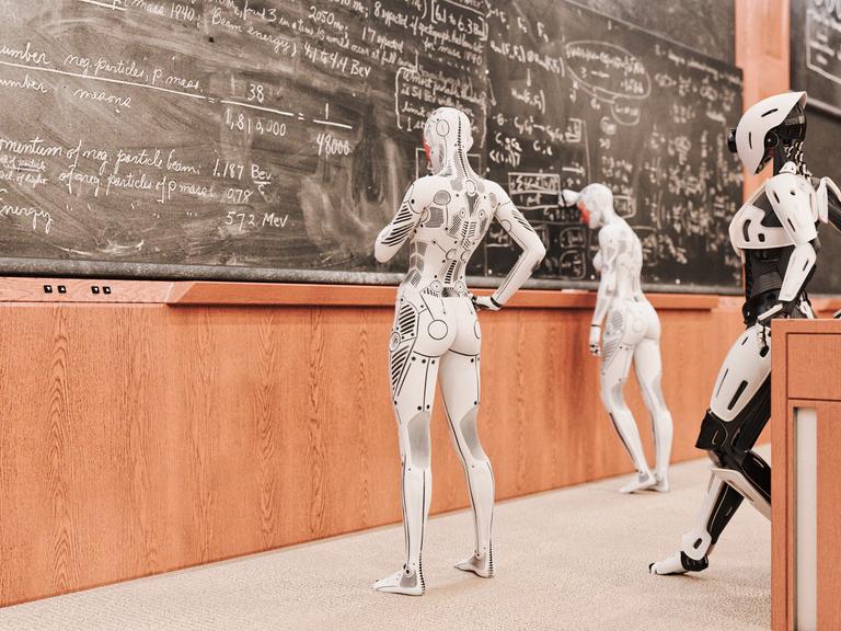 Roboterfrauen lösen Gleichungen auf einer Tafel.