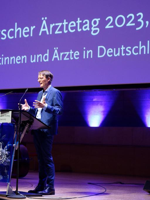 Nordrhein-Westfalen, Essen: Karl Lauterbach, Bundesminister für Gesundheit, spricht bei der Eröffnungsveranstaltung des 127. Deutschen Ärztetages.