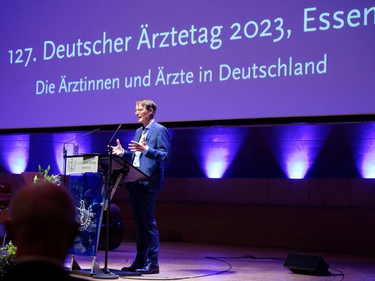 Nordrhein-Westfalen, Essen: Karl Lauterbach, Bundesminister für Gesundheit, spricht bei der Eröffnungsveranstaltung des 127. Deutschen Ärztetages.