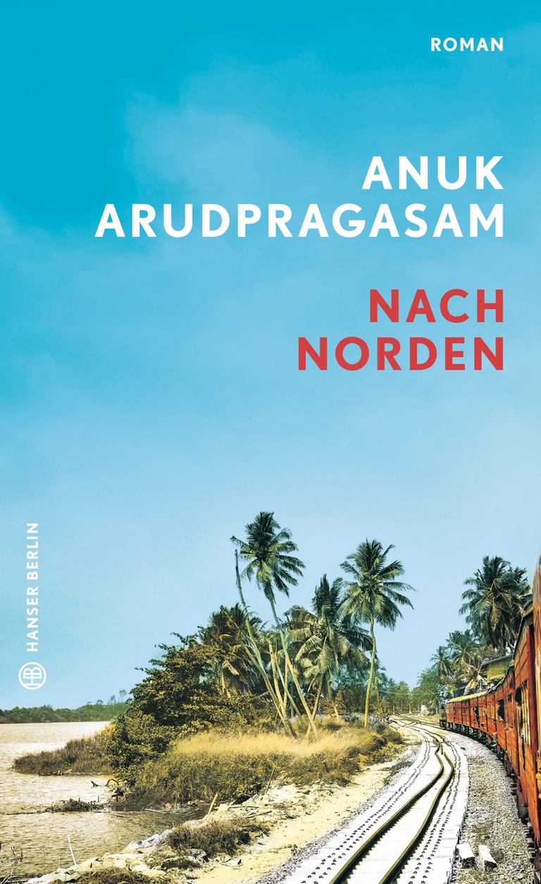 Das Cover des Buches von Anuk Arudpragasam "Nach Norden", darauf ein Ufer, gesäumt von Pappeln, entlang diesem Ufer führen Eisenbahngleise, auf denen ein Zug fährt.