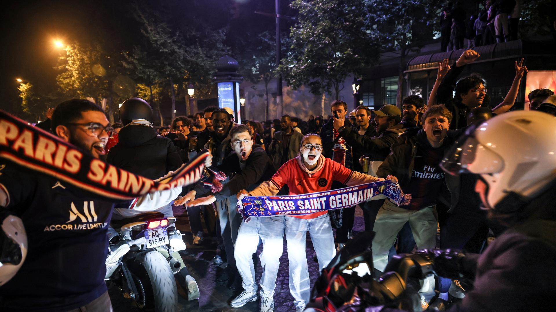 Paris Saint-Germain-Fans nach dem Spiel, gegenüber von ihnen die Polizei. Paris Saint-Germain-Fans nach dem Spiel, gegenüber von ihnen die Polizei.
