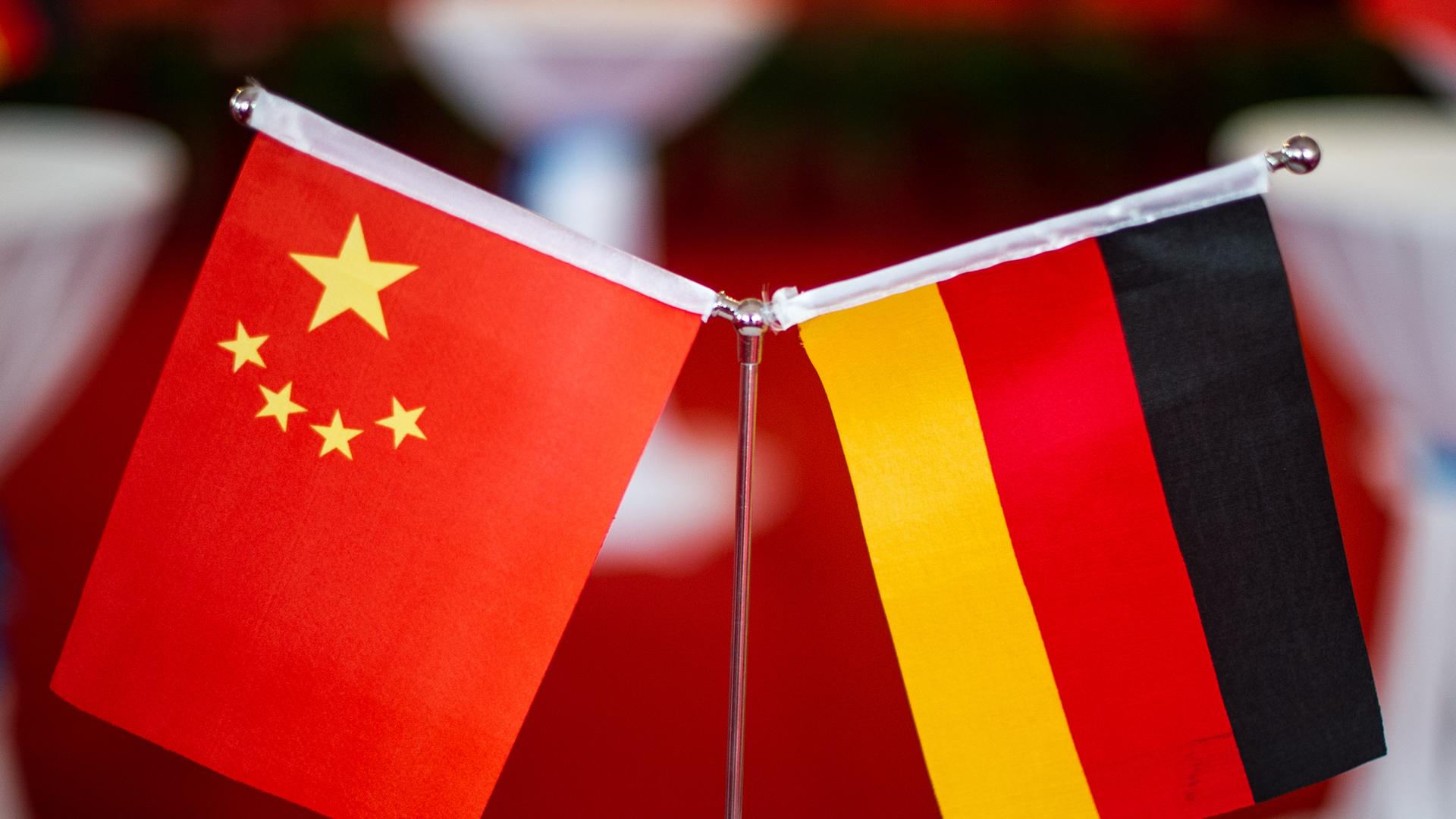 Flaggen Chinas und Deutschlands