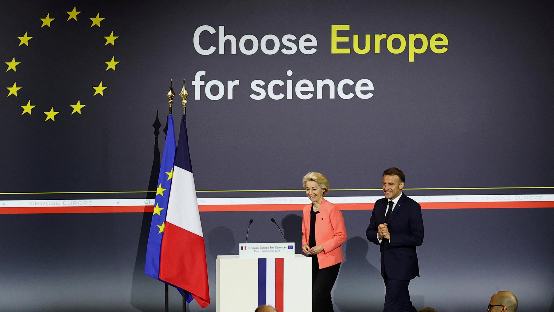 Der französische Präsident Emmanuel Macron und die Präsidentin der Europäischen Kommission Ursula von der Leyen nehmen an der Veranstaltung "Choose Europe for Science" teil, die Forscher und Wissenschaftler aus der ganzen Welt ermutigen soll, in Europa zu praktizieren. Der französische Präsident Emmanuel Macron und die Präsidentin der Europäischen Kommission Ursula von der Leyen nehmen an der Veranstaltung "Choose Europe for Science" teil, die Forscher und Wissenschaftler aus der ganzen Welt ermutigen soll, in Europa zu praktizieren.