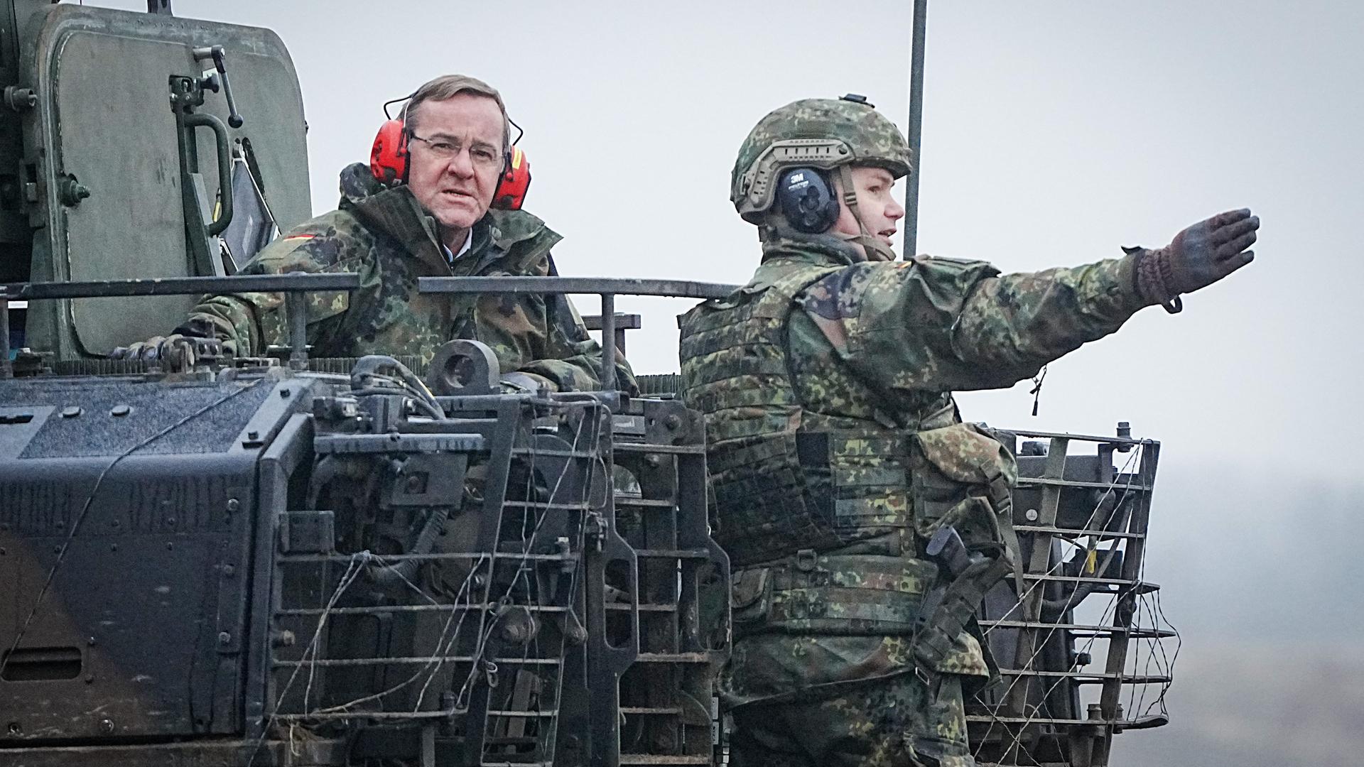 Boris Pistorius (SPD), Bundesminister der Verteidigung, unterhält sich mit Soldaten bei seinem Antrittsbesuch bei der Bundeswehr auf dem Truppenübungsplatz Altengrabow in einem Puma-Schützenpanzer.