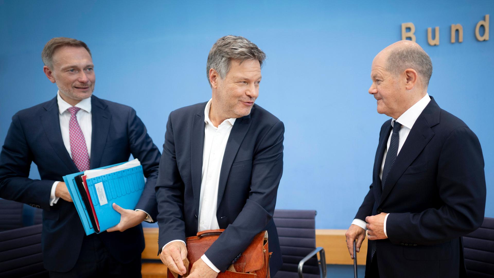 V.li.: Christian Lindner, Robert Habeck und Olaf Scholz stehen nebeneinander nach einer Pressekonferenz. 