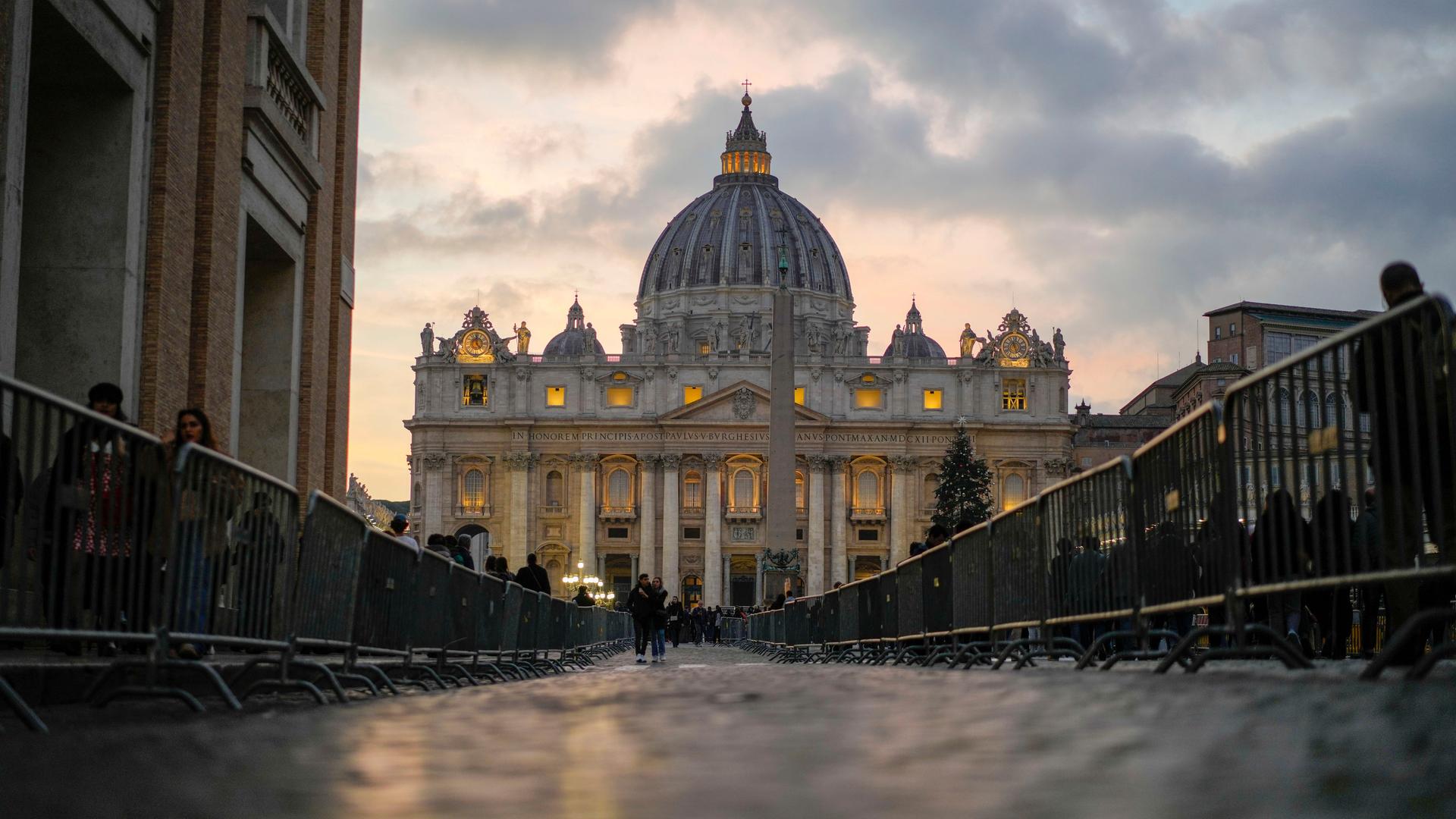 Vor dem Petersplatz im Vatikan werden Geländer aufgestellt.