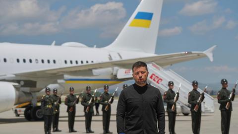 Ukraines Präsident Wolodymyr Selenskyj spricht mit Journalisten nach seiner Ankunft auf dem Flughafen Esenboga in Ankara.