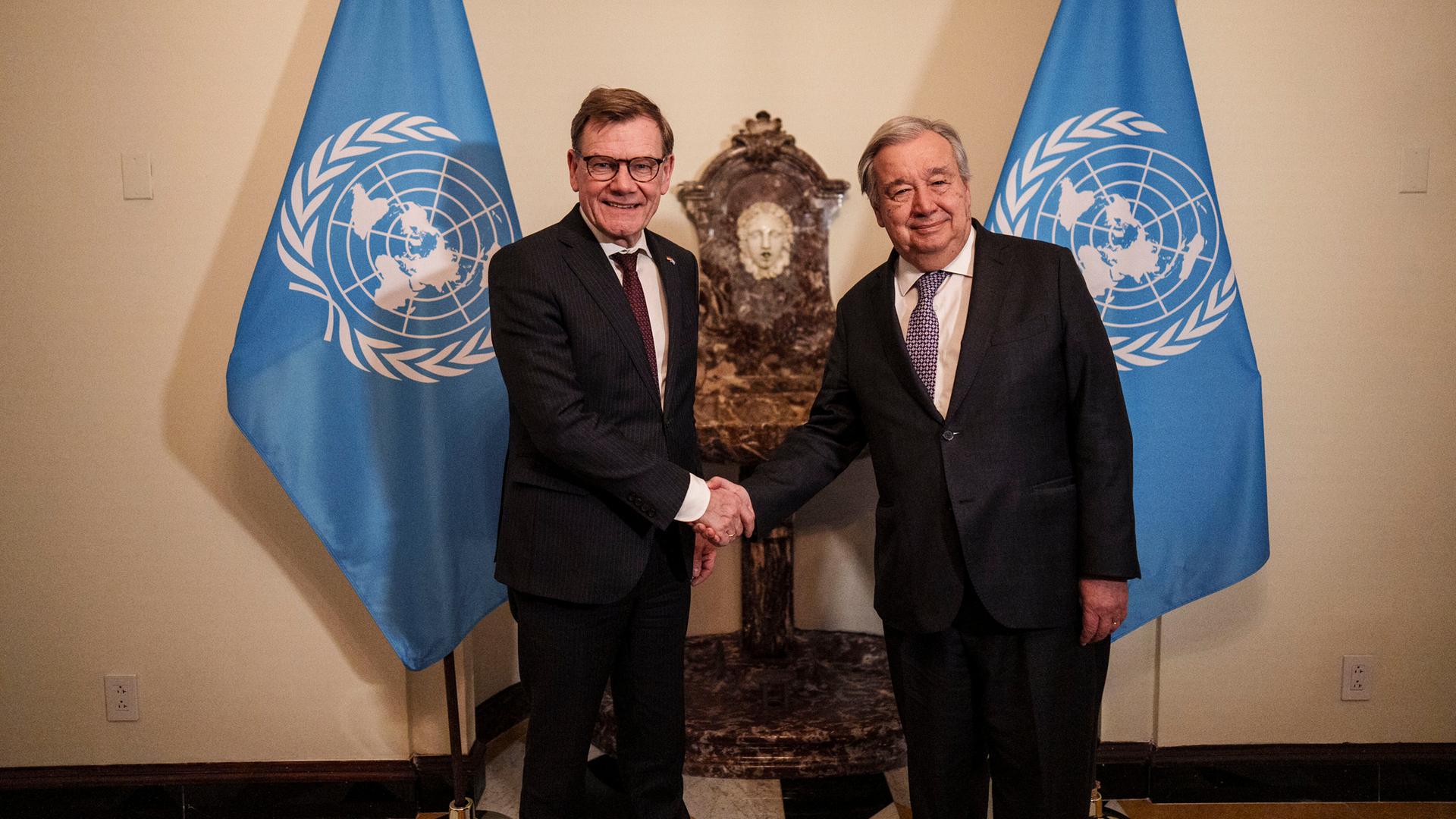 Der CDU-Politiker und Bundesaußenminister Wadephul steht mit UNO-Generalsekretär Guterres vor Flaggen mit dem Logo der Vereinten Nationen in New York. Beide schütteln sich die Hände und lächeln.