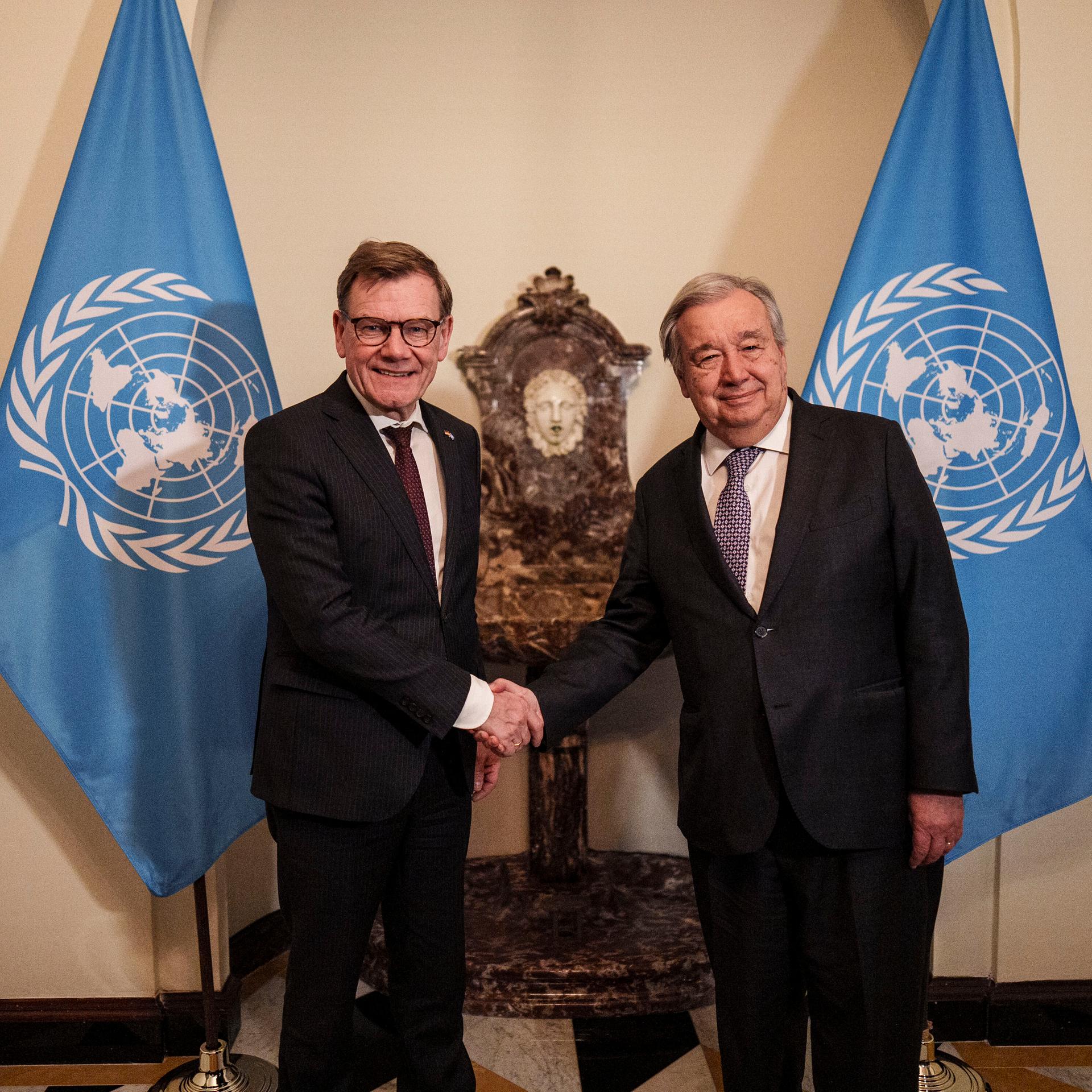 Der CDU-Politiker und Bundesaußenminister Wadephul steht mit UNO-Generalsekretär Guterres vor Flaggen mit dem Logo der Vereinten Nationen in New York. Beide schütteln sich die Hände und lächeln.