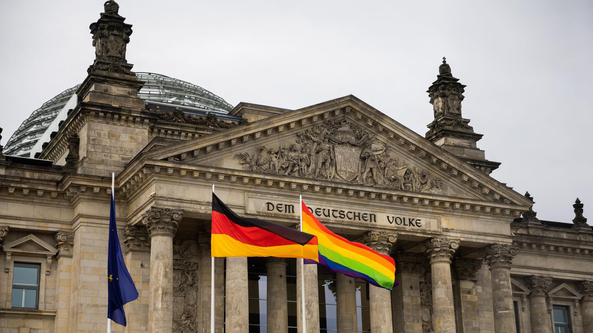 Die Regenbogenfahne weht anlässlich des Berliner Christopher Street Day (CSD) erstmals am Reichstagsgebäude.